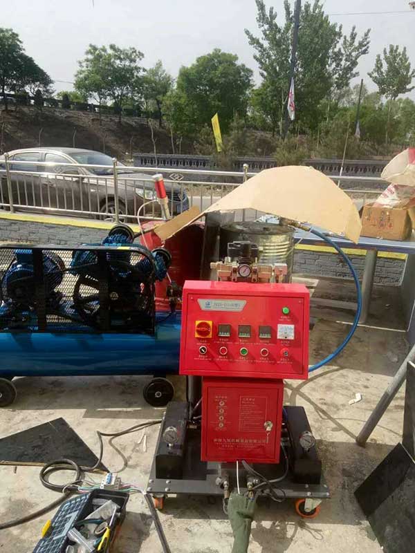 啤酒罐聚氨酯發(fā)泡填充夾層澆注噴涂機